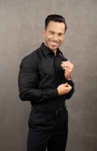 Klasyczna koszula męska czarna slim. 100% bawełniana koszula, klasyczny kołnierzyk, gładkie zapięcie oraz ścięte mankiety. To koszula łatwa w prasowaniu.