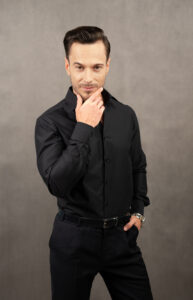 Czarna koszula męska slim. To bawełniana koszula łatwa w prasowaniu. Klasyczny kołnierzyk, gładkie zapięcie oraz ścięte mankiety sprawiają, że to koszula idealna na każdą okazję.