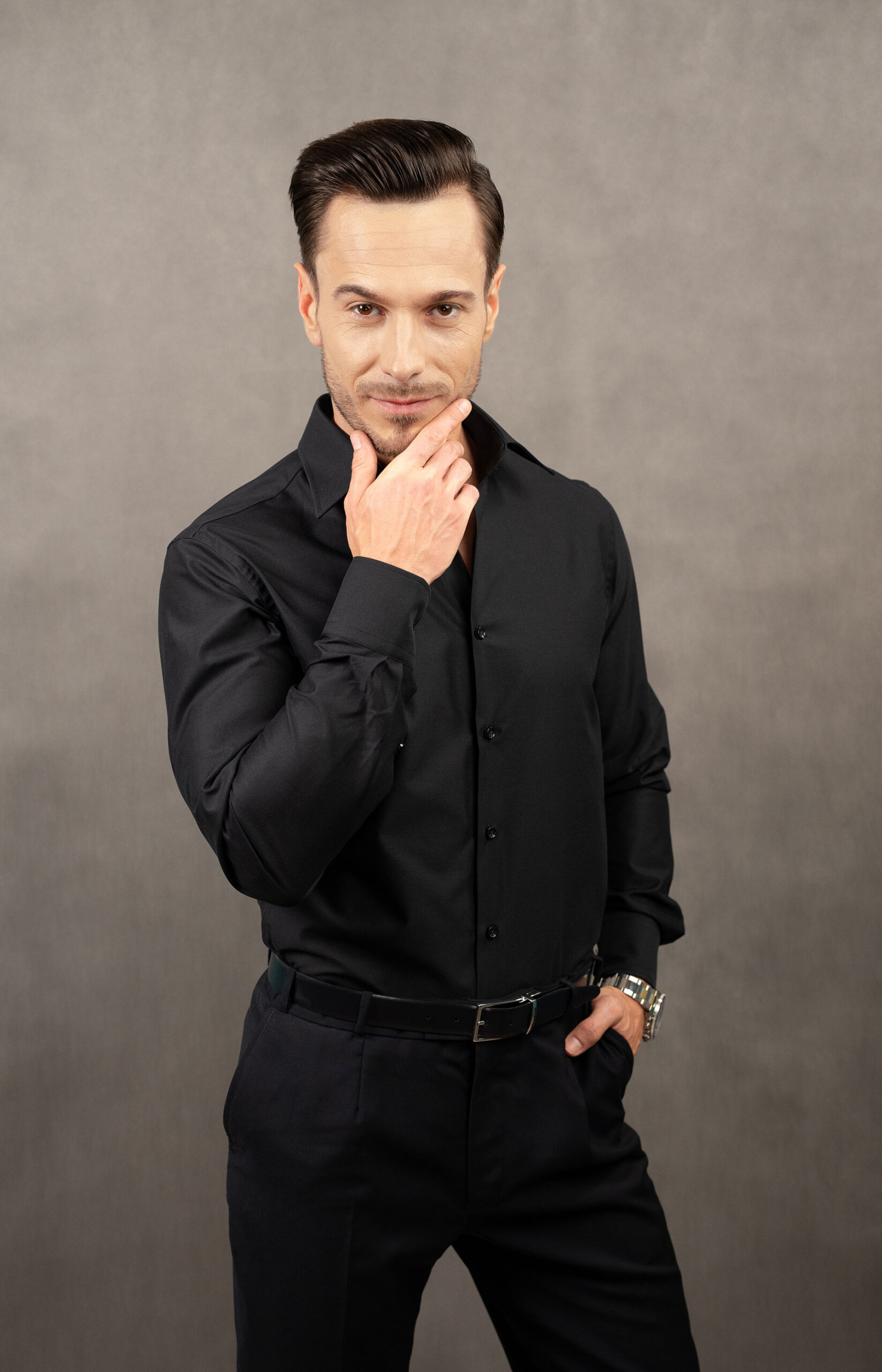 Czarna koszula męska slim. To bawełniana koszula łatwa w prasowaniu. Klasyczny kołnierzyk, gładkie zapięcie oraz ścięte mankiety sprawiają, że to koszula idealna na każdą okazję.