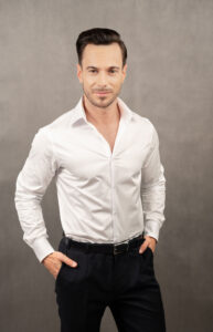 Klasyczna biała koszula slim. Skład 100% miękka bawełna. Klasyczny kołnierzyk, gładkie zapięcie. To uniwersalna biała koszula męska.