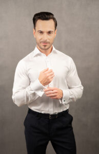 Klasyczna biała koszula męska slim z mankietami na spinki. Biała koszula z kołnierzykiem włoskim. Ponadczasowe i eleganckie detale: mankiety na spinki i kołnierzyk włoski.