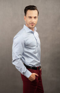 Klasyczna męska koszula slim w niebiesko-białe prążki. Kołnierzyk włoski, mankiety ścięte, 100% bawełna. Uniwersalna koszula w prążki.