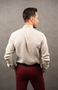 Przewiewna lniana koszula męska. To męska koszula w naturalnym odcieniu lnu. Kołnierzyk typu stójka, przeszywane zapięcie i ścięte mankiety. Idealna męska lniana koszula na co dzień.