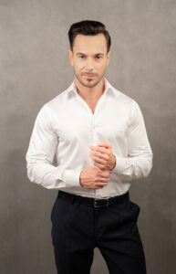 Klasyczna koszula slim biała. Koszula ze 100% bawełny, wyjątkowo miękkiej. Klasyczny kołnierzyki i gładkie zapięcie. To uniwersalna biała koszula męska, która sprawdzi się w wielu sytuacjach.