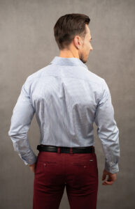 Męska klasyczna koszula slim w niebiesko-białe prążki. To uniwersalna koszula, która pasuje do wielu okazji. Kołnierzyk włoski, mankiety ścięte, 100% bawełna, niebiesko-białe prążki.