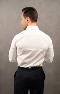 Koszula męska slim. Koszula z bawełny popelinowej, kolor ciepła biel. Kołnierzyk klasyczny, przeszywana plisa, ścięte mankiety. Przewiewna koszula w białym odcieniu, idealna na wiele okazji.