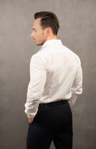 Ponadczasowa klasyczna koszula męska slim biała. Koszula z bawełny popelinowej, kolor ciepła biel. Kołnierzyk klasyczny, przeszywana plisa, ścięte mankiety.