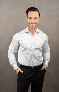 Klasyczna niebieska koszula męska slim. Kołnierzyk włoski, klasyczne wykończenie. Bawełna o splocie twill.