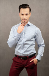 Klasyczna koszula slim w niebiesko-białe prążki. To koszula, która pasuje do wielu okazji. Kołnierzyk włoski, mankiety ścięte, 100% bawełna.