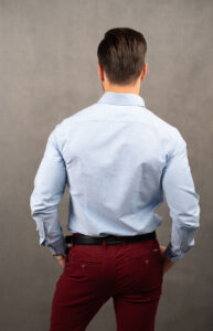 Błękitna koszula klasyczna męska slim. Bawełna oksford, ścięte mankiety, kołnierzyk button down. To uniwersalna błękitna koszula na co dzień i na inne okazje.