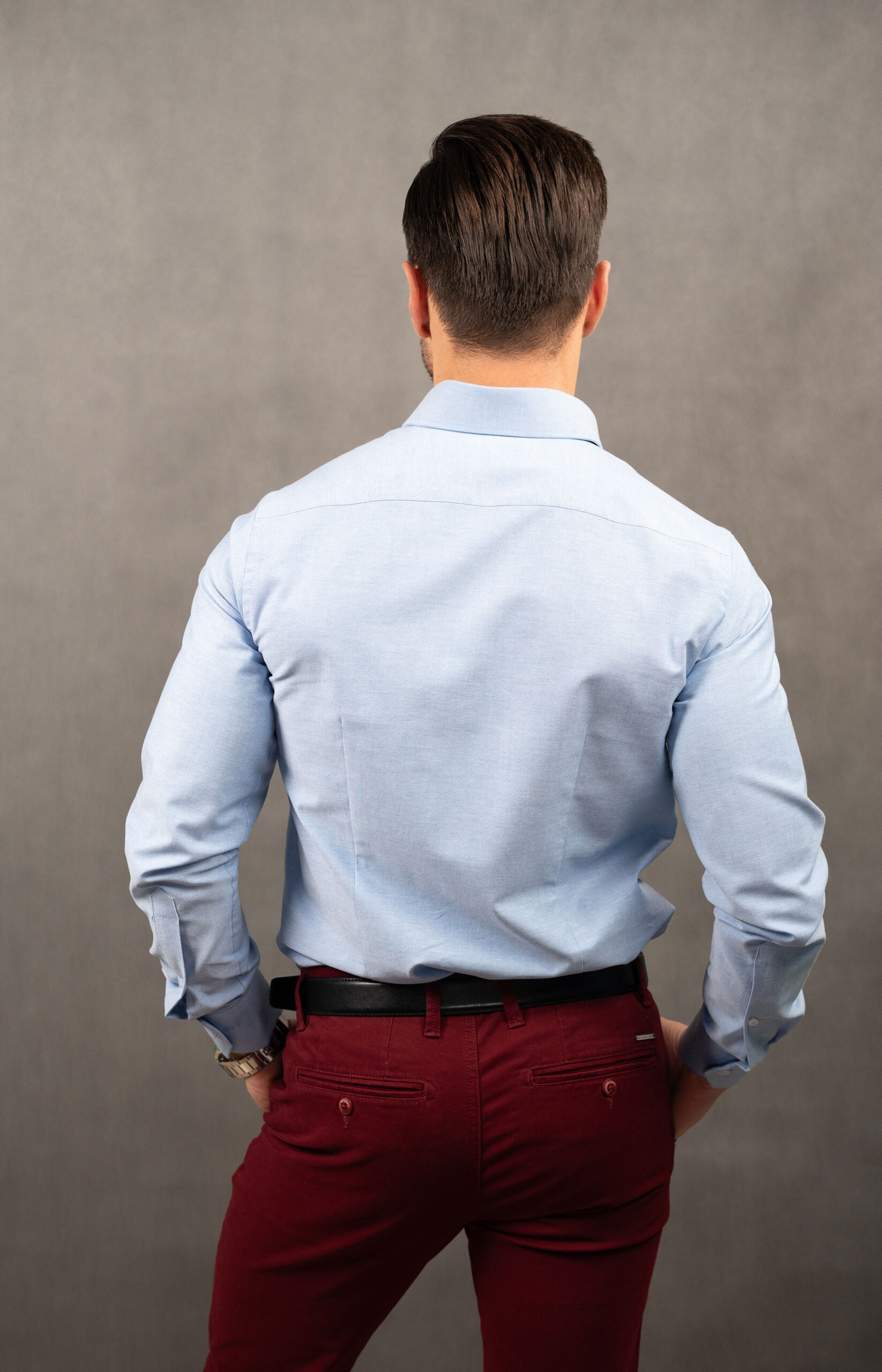 Błękitna koszula klasyczna męska slim. Bawełna oksford, ścięte mankiety, kołnierzyk button down. To uniwersalna błękitna koszula na co dzień i na inne okazje.