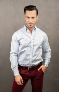 Klasyczna niebieska koszula slim w kratę. Kołnierzyk typu button down. Niebieska koszula w elegancką kratę.