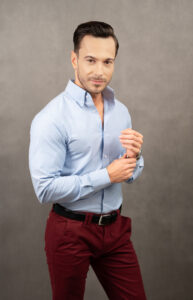 Męska klasyczna błękitna koszula slim. Bawełna oksford, ścięte mankiety, kołnierzyk button down. Błękitna koszula na co dzień, o uniwersalnym charakterze.