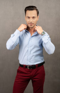 Klasyczna błękitna koszula męska slim. Bawełna oksford, ścięte mankiety, kołnierzyk button down. To koszula na co dzień, ponadczasowa i uniwersalna.