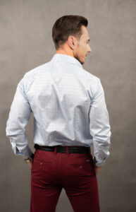 Niebieska koszula slim w elegancką kratę. Kołnierzyk typu button down, ścięte mankiety, przeszywana plisa. To elegancka koszula w kratę, idealna na wiele okazji.