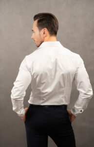 Biała klasyczna koszula slim. 100% miękka bawełna. Koszula z klasycznym kołnierzykiem i gładkim zapięciem. Uniwersalna biała koszula męska, idealna na większość okazji.